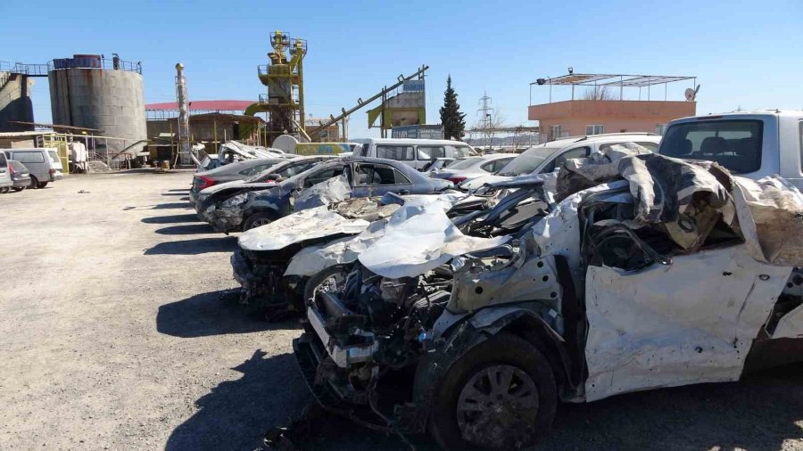 Depremde Zarar Gören Binlerce Araç Otoparklarda