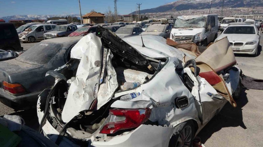 Depremde Zarar Gören Binlerce Araç Otoparklarda