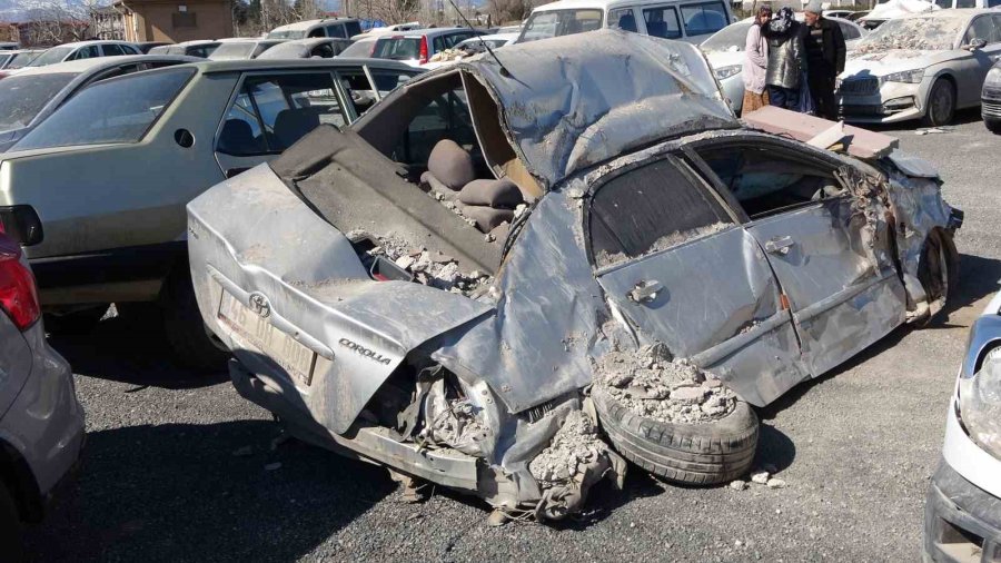 Depremde Zarar Gören Binlerce Araç Otoparklarda