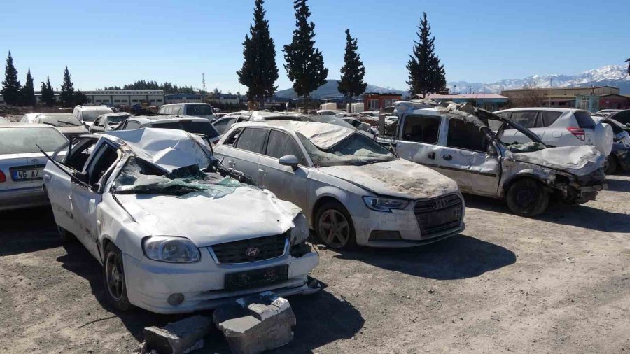 Depremde Zarar Gören Binlerce Araç Otoparklarda