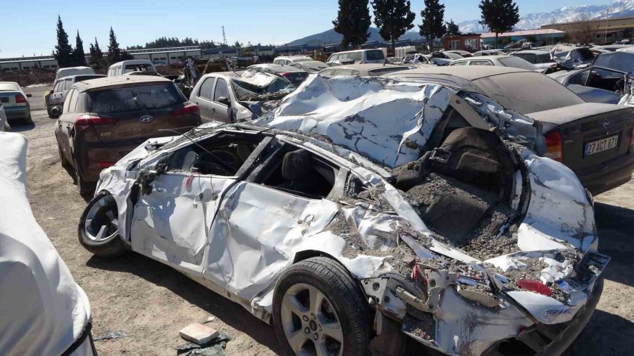 Depremde Zarar Gören Binlerce Araç Otoparklarda