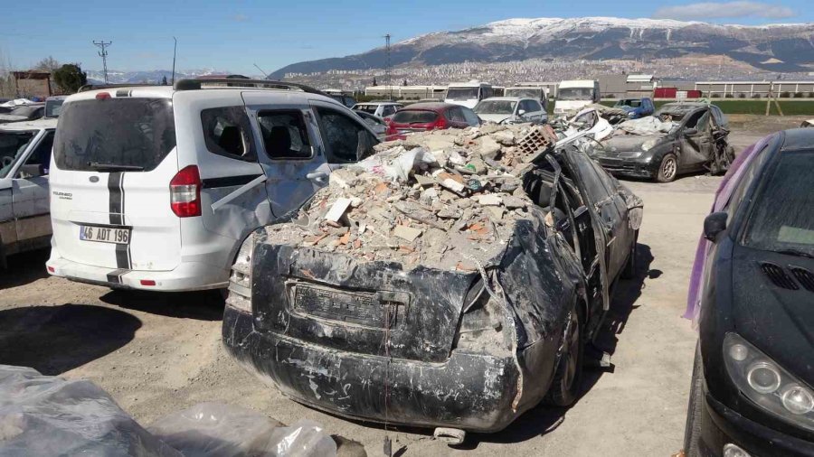 Depremde Zarar Gören Binlerce Araç Otoparklarda