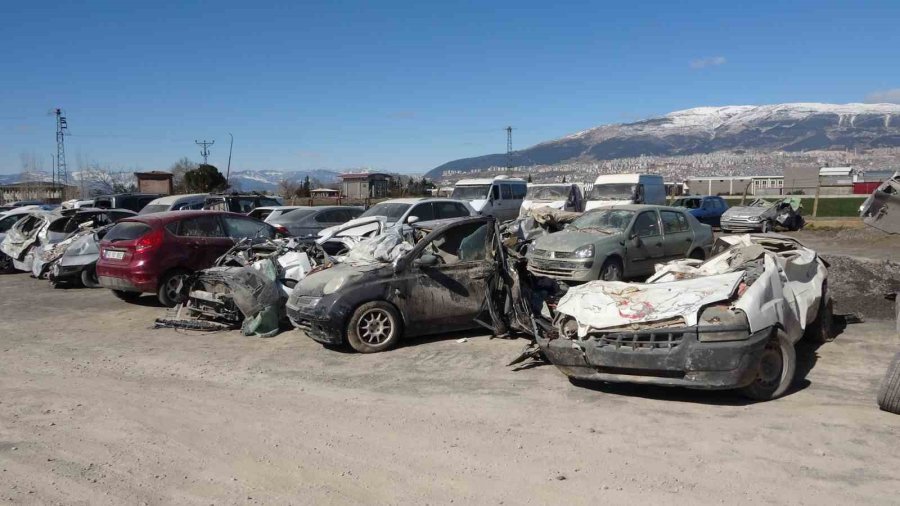 Depremde Zarar Gören Binlerce Araç Otoparklarda