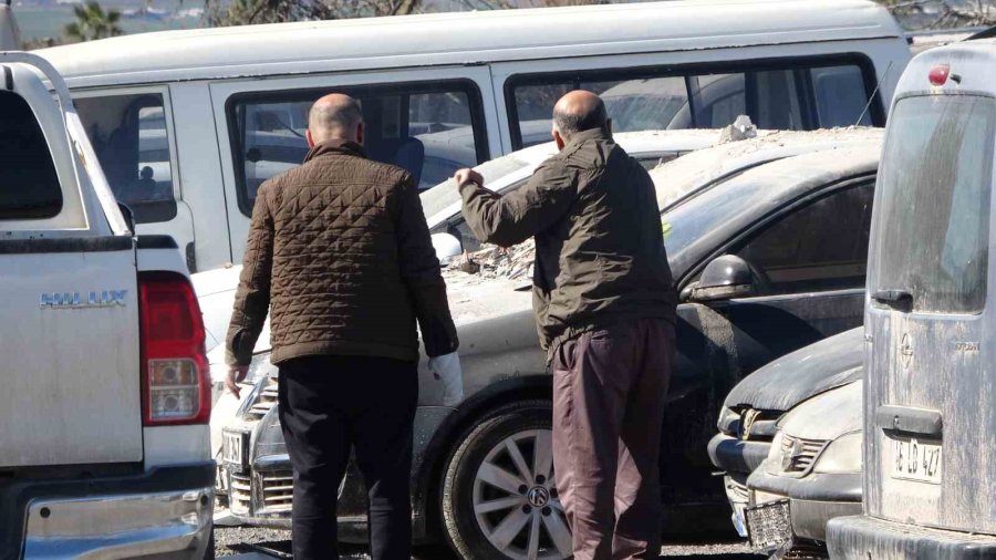 Depremde Zarar Gören Binlerce Araç Otoparklarda