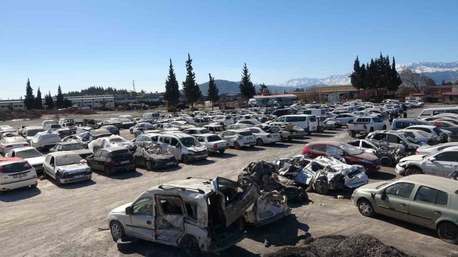 Depremde Zarar Gören Binlerce Araç Otoparklarda