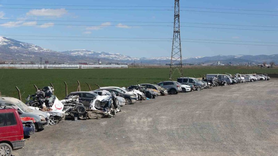 Depremde Zarar Gören Binlerce Araç Otoparklarda