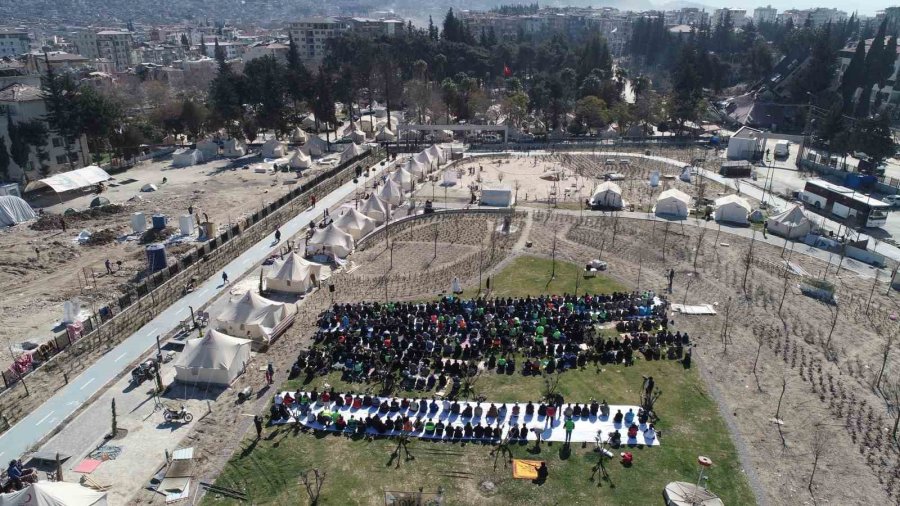 Hatay’da Enkazların Gölgesinde Cuma Namazı Dron İle Görüntülendi