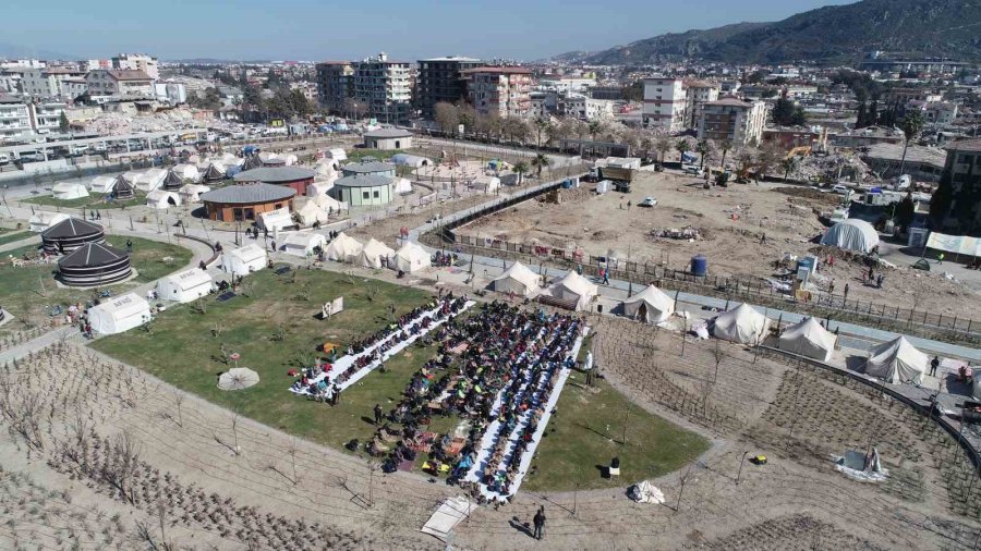 Hatay’da Enkazların Gölgesinde Cuma Namazı Dron İle Görüntülendi