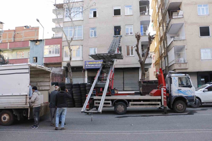 Fırsatçılar Deprem Dinlemedi Eşyalarını Kurtarmaya Çalışan Vatandaşları Hedef Aldı