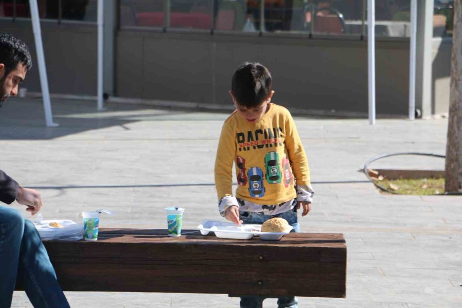 Diyarbakır’da Kurulan Çadır Kentte Yaşam Devam Ediyor