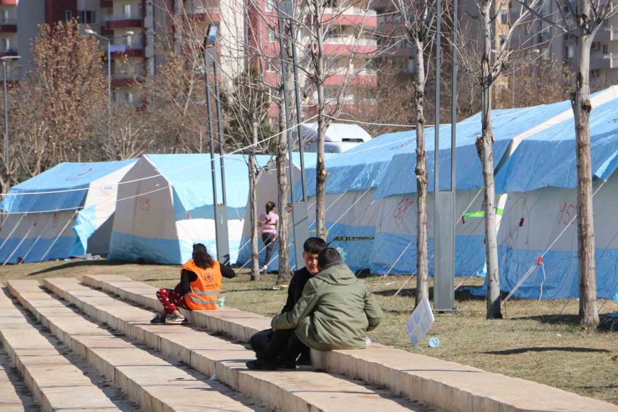 Diyarbakır’da Kurulan Çadır Kentte Yaşam Devam Ediyor