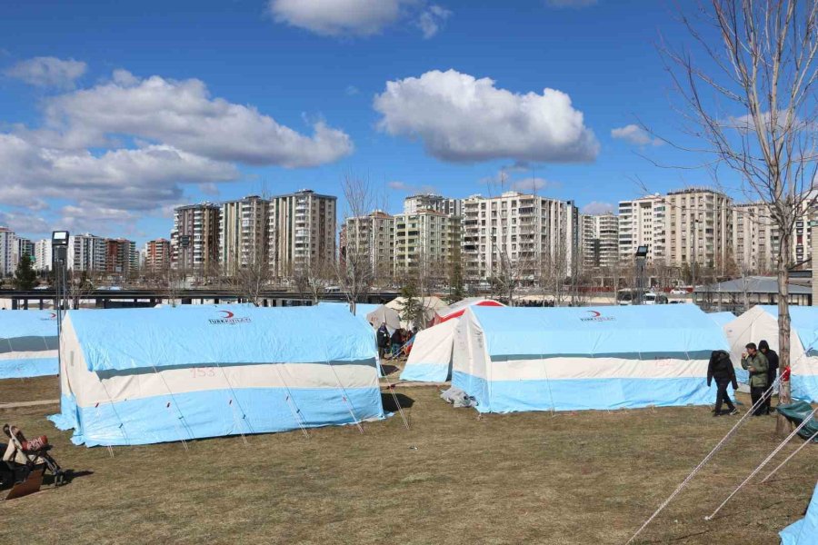 Diyarbakır’da Kurulan Çadır Kentte Yaşam Devam Ediyor