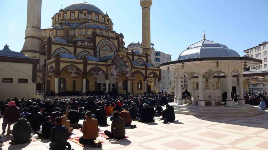 Depremde Yaşamını Yitirenler İçin Cuma Namazının Ardından Gıyabi Cenaze Namazı Kılındı