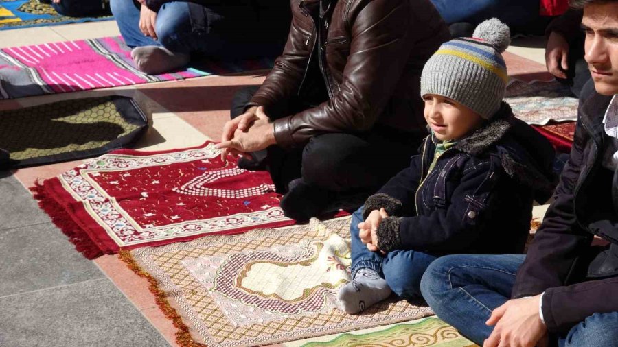 Depremde Yaşamını Yitirenler İçin Cuma Namazının Ardından Gıyabi Cenaze Namazı Kılındı