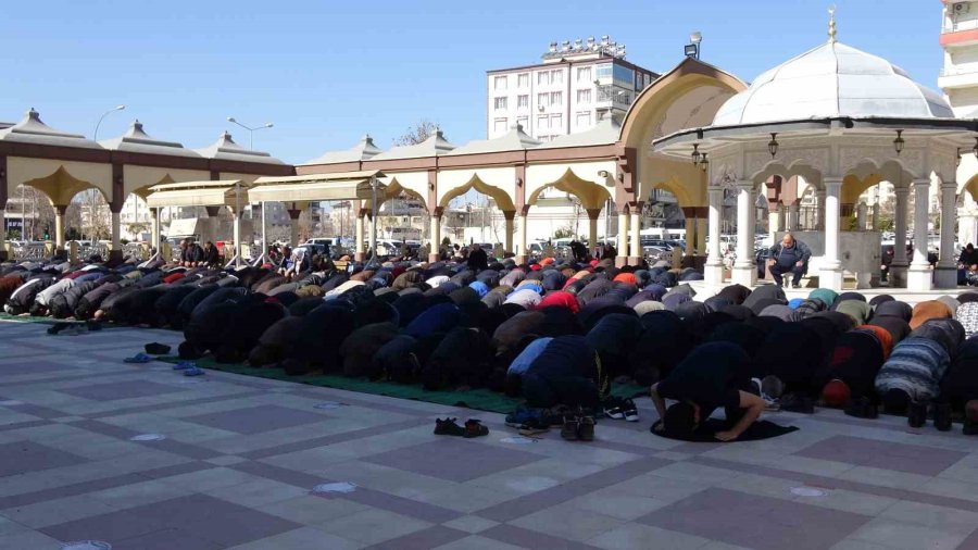 Depremde Yaşamını Yitirenler İçin Cuma Namazının Ardından Gıyabi Cenaze Namazı Kılındı