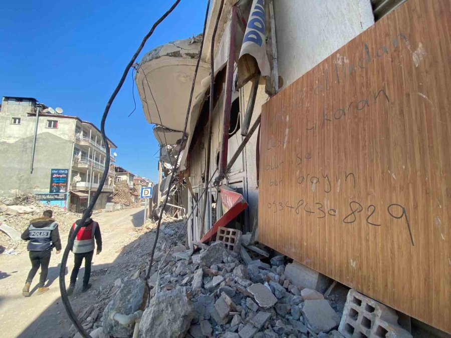 Hatay’da Enkazda Yakınlarını Bulamayınca Mesaj Bıraktı: ‘enkazda Ceset Çıkaran Olur İse Beni Arasın’