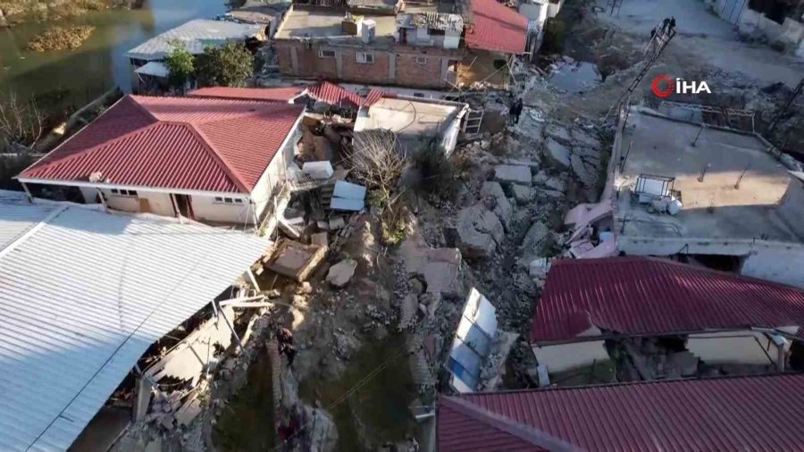 Hatay’da Fay Hattının Geçtiği Köy İkiye Bölündü, Evler Yerin Dibine 3 Metre Düştü