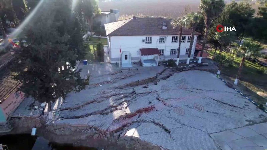 Hatay’da Fay Hattının Geçtiği Köy İkiye Bölündü, Evler Yerin Dibine 3 Metre Düştü