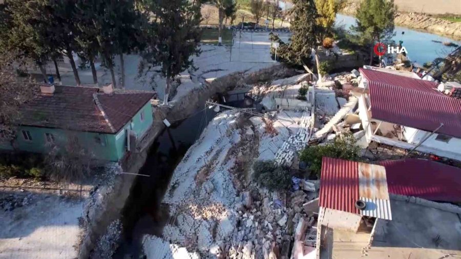 Hatay’da Fay Hattının Geçtiği Köy İkiye Bölündü, Evler Yerin Dibine 3 Metre Düştü