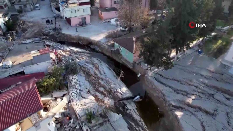 Hatay’da Fay Hattının Geçtiği Köy İkiye Bölündü, Evler Yerin Dibine 3 Metre Düştü