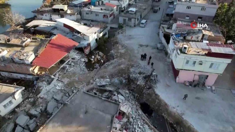 Hatay’da Fay Hattının Geçtiği Köy İkiye Bölündü, Evler Yerin Dibine 3 Metre Düştü