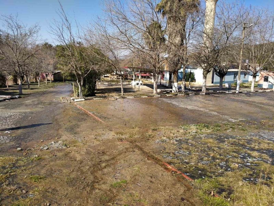 Hatay Erzin’de Deprem Nedeniyle Yarıklar Oluştu, Suların Rengi Değişti