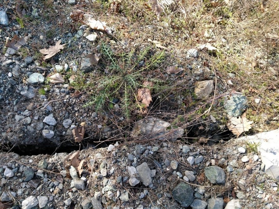 Hatay Erzin’de Deprem Nedeniyle Yarıklar Oluştu, Suların Rengi Değişti