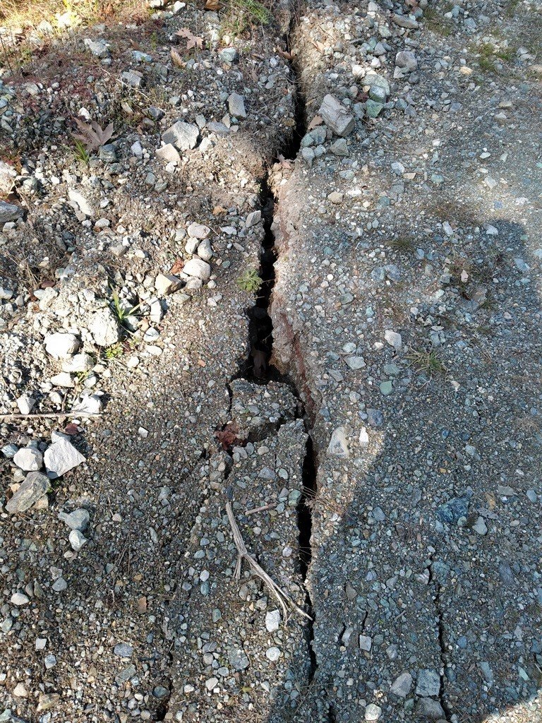 Hatay Erzin’de Deprem Nedeniyle Yarıklar Oluştu, Suların Rengi Değişti