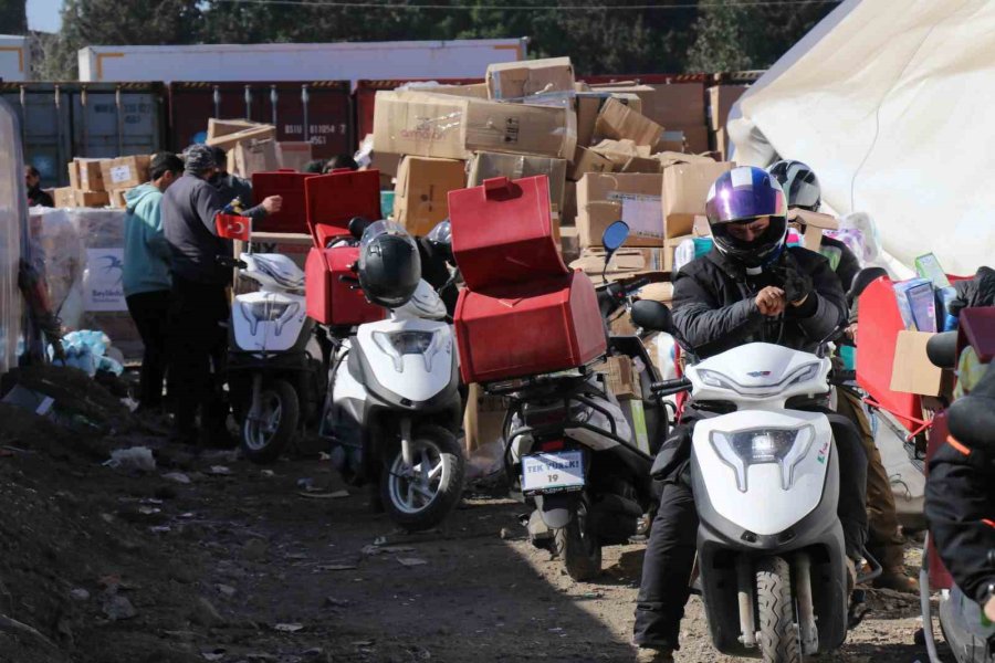 Gönüllü Kuryeler Depremzedelerin Yardımına Koşuyor