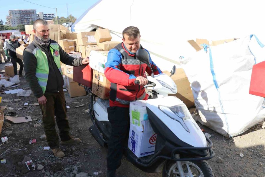 Gönüllü Kuryeler Depremzedelerin Yardımına Koşuyor