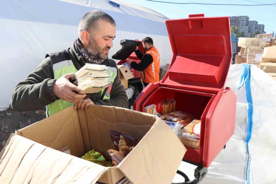 Gönüllü Kuryeler Depremzedelerin Yardımına Koşuyor