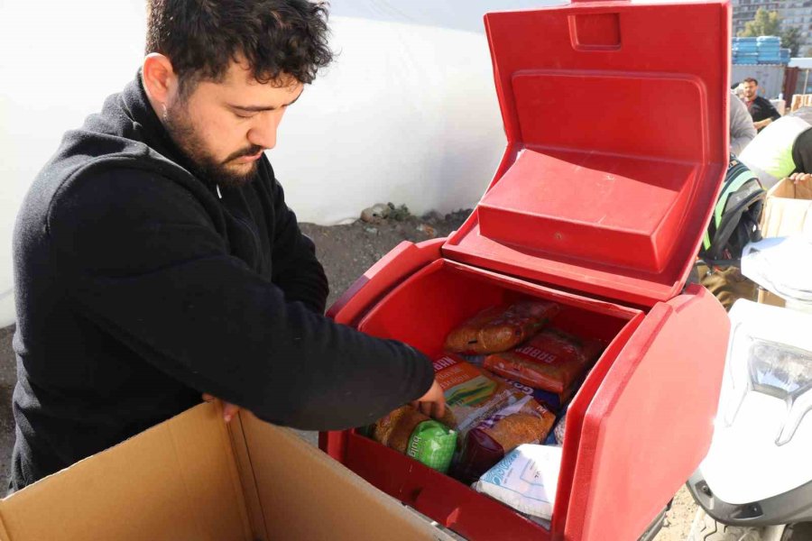 Gönüllü Kuryeler Depremzedelerin Yardımına Koşuyor