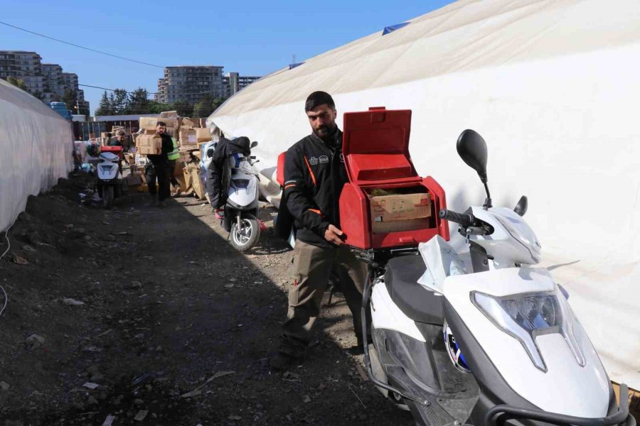 Gönüllü Kuryeler Depremzedelerin Yardımına Koşuyor