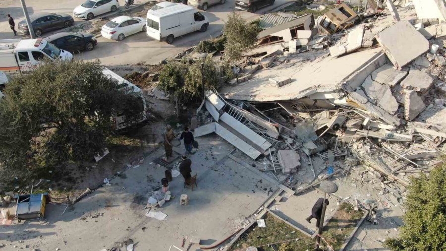 Hatay’ın Simgelerinden Olan "künefe Çeviren Adam" Heykeli, Depremde Zarar Görmedi