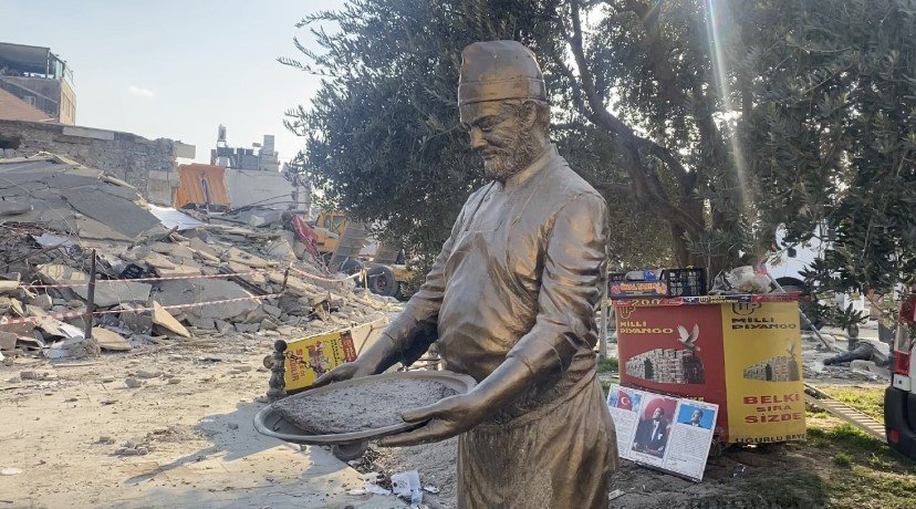 Hatay’ın Simgelerinden Olan "künefe Çeviren Adam" Heykeli, Depremde Zarar Görmedi