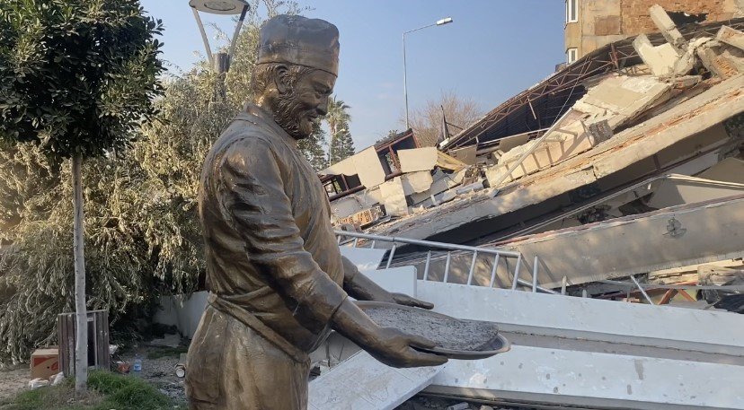 Hatay’ın Simgelerinden Olan "künefe Çeviren Adam" Heykeli, Depremde Zarar Görmedi