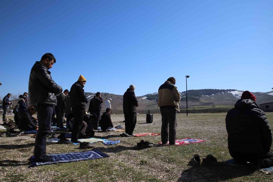 Deprem Bölgesinde Camiler Hasarlı Olunca Cuma Namazı Dışarıda Kılındı