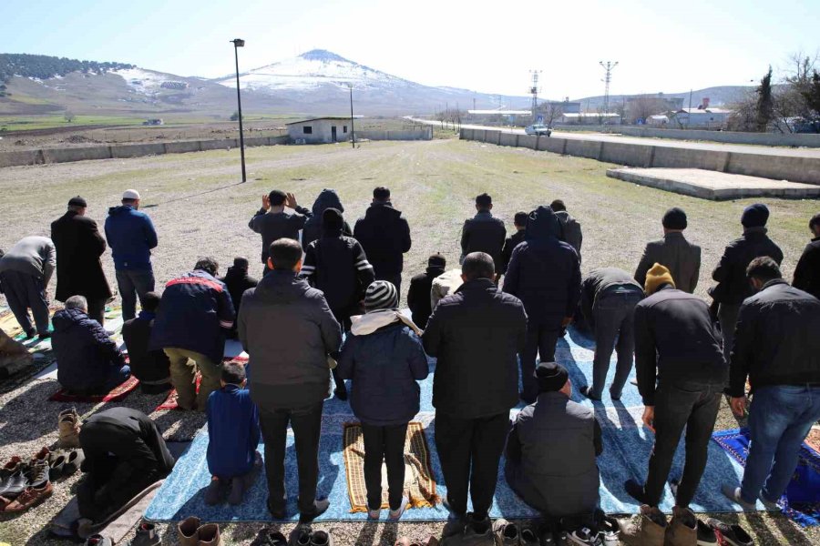 Deprem Bölgesinde Camiler Hasarlı Olunca Cuma Namazı Dışarıda Kılındı