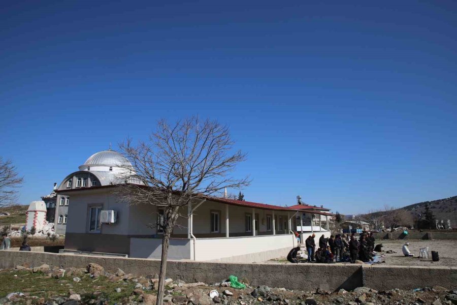 Deprem Bölgesinde Camiler Hasarlı Olunca Cuma Namazı Dışarıda Kılındı