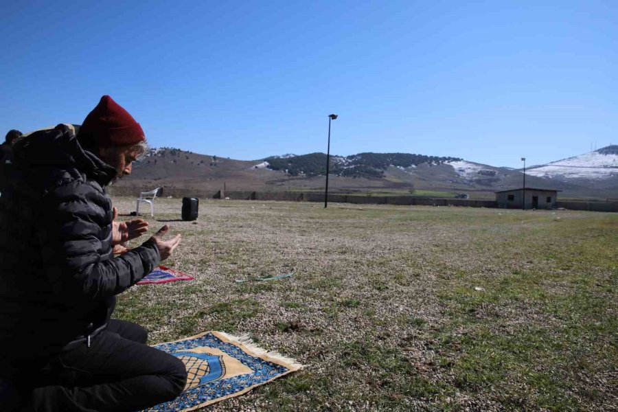 Deprem Bölgesinde Camiler Hasarlı Olunca Cuma Namazı Dışarıda Kılındı