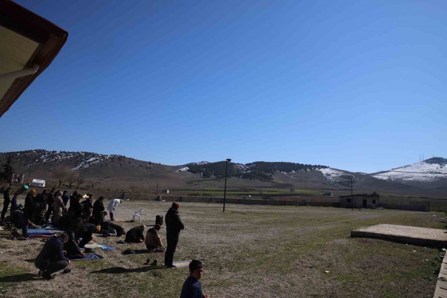 Deprem Bölgesinde Camiler Hasarlı Olunca Cuma Namazı Dışarıda Kılındı