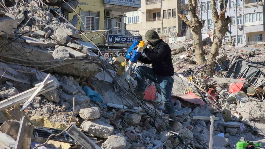 Savcıların Gözetiminde Yıkılan Binalardan Karot Ve Demir Örnekleri Alınıyor