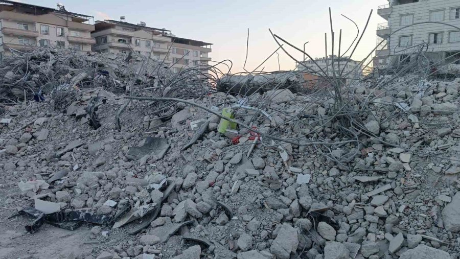 Gaziantep’te 50 Kişiye Mezar Olan Binada ‘kolon Kesildi’ İddiası