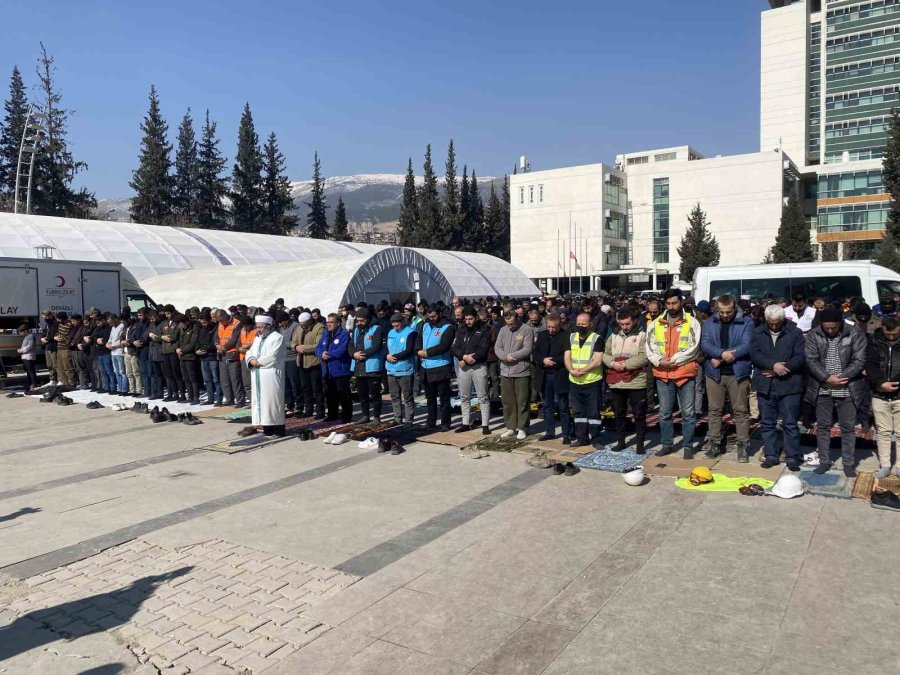 Depremin Ardından 2. Cumada Gıyabi Cenaze Namazı Kılındı