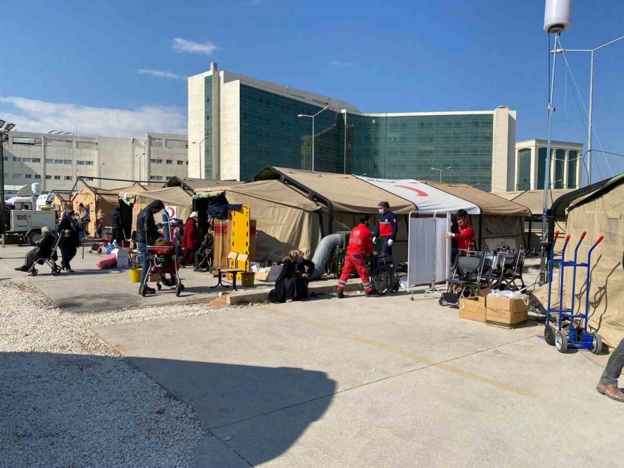 Hatay’da Kurulan Sahra Hastanesi Depremzedelere Hizmet Veriyor