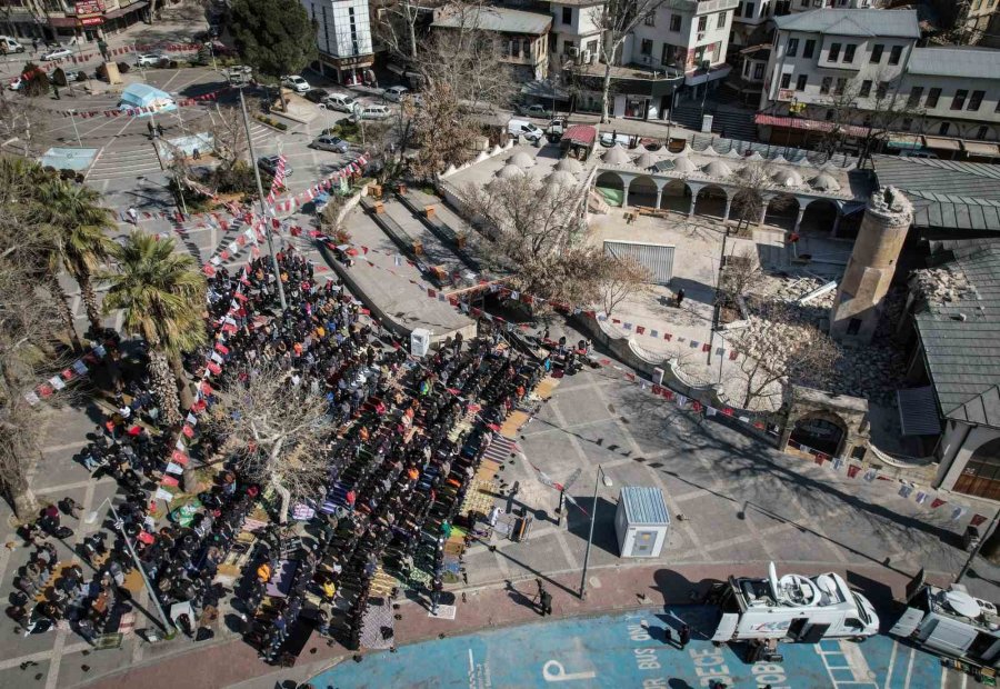 Deprem Sonrası Ulu Camii’nin Bahçesinde Cuma Namazı Kılındı