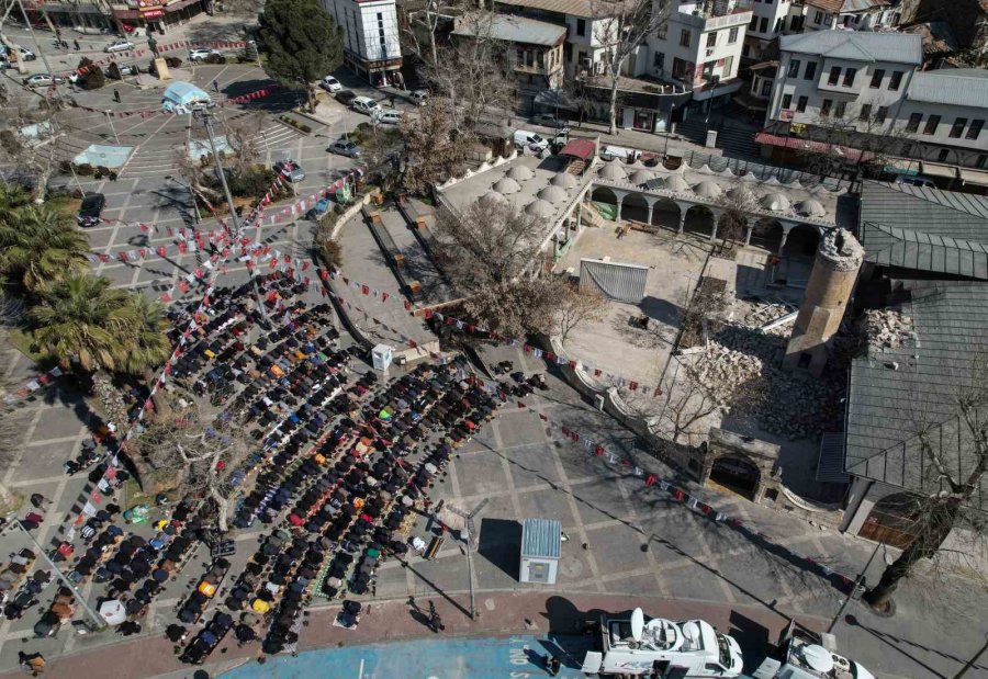 Deprem Sonrası Ulu Camii’nin Bahçesinde Cuma Namazı Kılındı