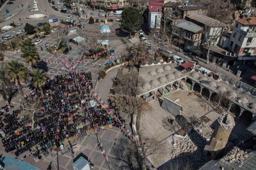 Deprem Sonrası Ulu Camii’nin Bahçesinde Cuma Namazı Kılındı