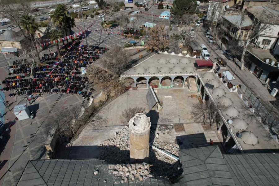 Deprem Sonrası Ulu Camii’nin Bahçesinde Cuma Namazı Kılındı