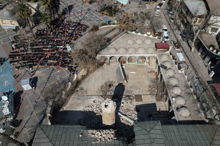 Deprem Sonrası Ulu Camii’nin Bahçesinde Cuma Namazı Kılındı